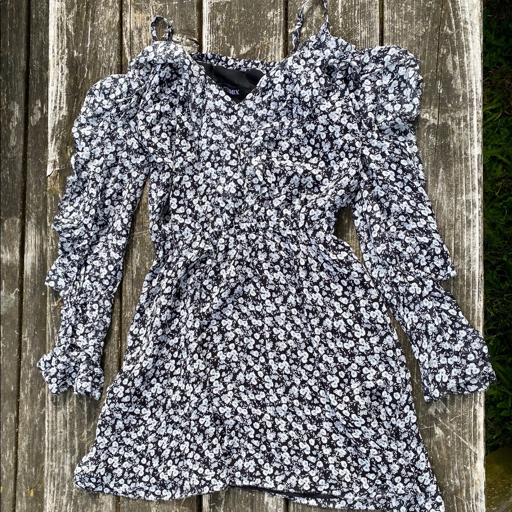 INTERMIX dress. NWT. Size: P